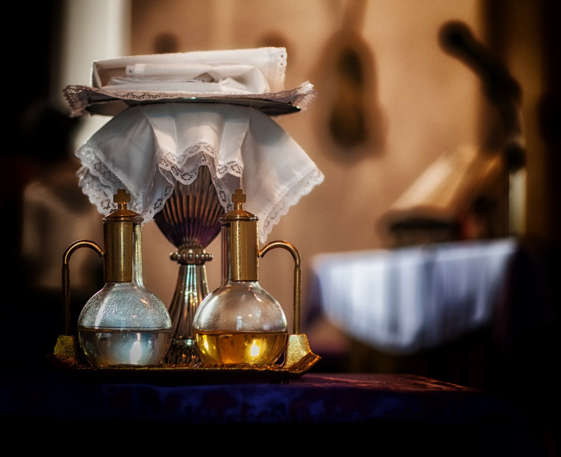 Wein im Kelch (c) www.pixabay.com